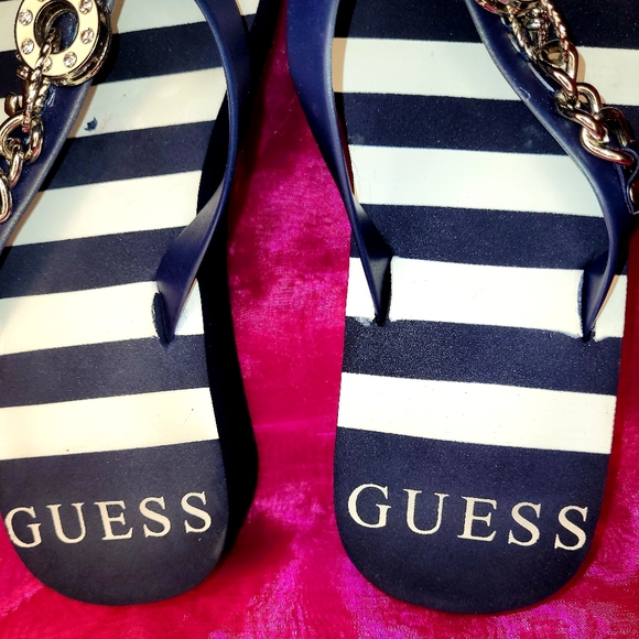 GUESS 6 1/2 STRIPED NEW NAVY WHITE SILVER CHARMS FLIP FLOPS SHOES - Picture 11 of 12